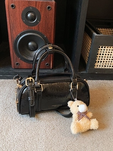 Sac Boston en cuir verni noir avec texture plissée et breloque ours en peluche mignon