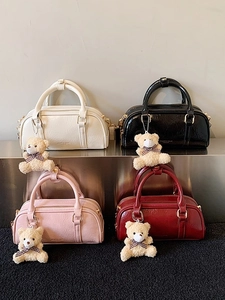 Sacs Boston pour femmes en cuir verni froissé avec porte-clés ours décoratif