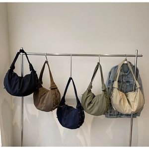 Détail de cinq sacs bandoulière en nylon coloré avec laçage latéral décoratif