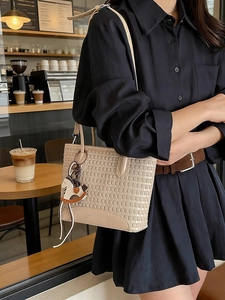 Borsa tote intrecciata beige con finiture in pelle e ciondolo a forma di cavallo