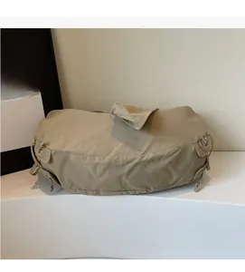 Détail du sac demi-lune kaki avec cordons de serrage réglables et texture souple