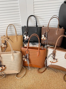 Set di sei borse tote a trama intrecciata in vari colori con tracolle e ciondoli