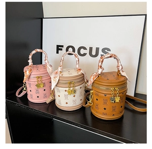 Détail de mini sacs seaux avec poignées en foulard et motifs de chats mignons