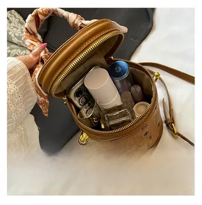 Détail du sac seau cylindrique marron montrant sa grande capacité pour les cosmétiques