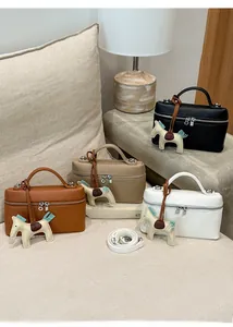 Sac à main en cuir grainé en quatre couleurs avec breloque cheval et bandoulière