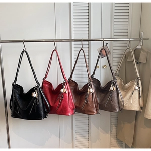 Detaillierte Darstellung von Vintage-Hobo-Taschen aus Kunstleder in fünf Farben