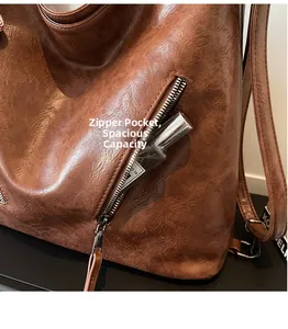 Nahaufnahme der braunen Ölwachs-Lederstruktur mit funktionaler Metallreißverschlusstasche