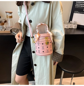 Sac seau rose avec motif ours et anse en foulard de soie porté par le mannequin