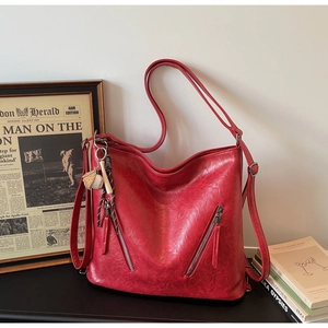 Detail der roten Kunstleder-Tote Bag mit Reißverschlüssen und Sport-Anhänger