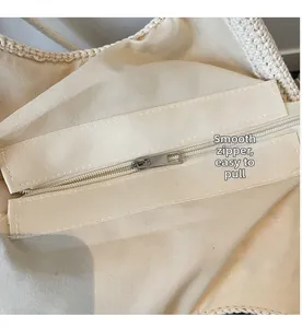 Dettaglio della cerniera in metallo argentato e della fodera in tela beige della borsa