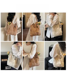 Viste dettagliate della borsa tote all'uncinetto con nappe e perline di legno beige