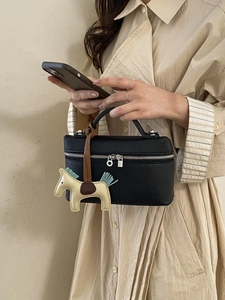 Sac à main chic noir à motif litchi avec pendentif cheval et fermeture éclair argentée