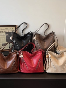 Große Retro-Schultertaschen aus Kunstleder in fünf Farben mit Baseball-Anhängern
