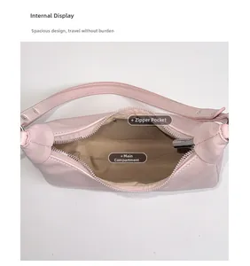 Vue détaillée de l'intérieur du sac rose avec fermeture éclair et poche intérieure