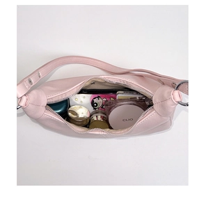 Vue de dessus de l'intérieur du sac sous le bras en cuir rose montrant sa capacité