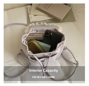 Vue intérieure du sac à dos violet avec bordure en dentelle et doublure rayée