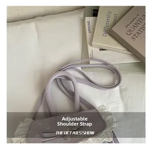 Détail de la bandoulière réglable et dentelle sur le sac à dos lavande à pois et nœud