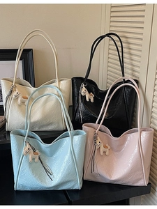 Minimalist large-capacity tote bags in four colors with wrinkled glossy leather texture