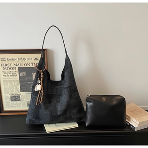 Détail du cabas géométrique gris avec breloque café et pochette intérieure