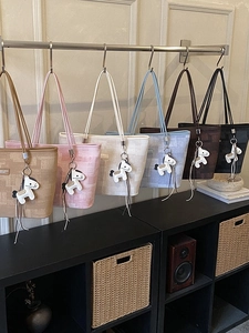 Minimalist large capacity tote bag set in six colors with decorative horse pendant