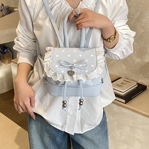Zainetto azzurro a pois con decorazioni in pizzo e fiocchi per uno stile dolce e chic