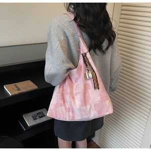 Détail du sac cabas rose imprimé avec un charmant pendentif en forme de tasse à café