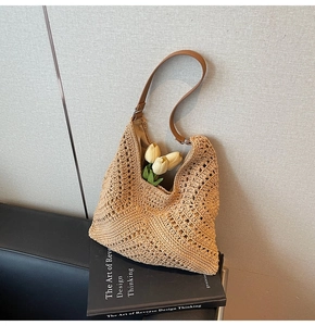 Détail du sac cabas en paille tressée avec poignées en cuir marron et motifs ajourés