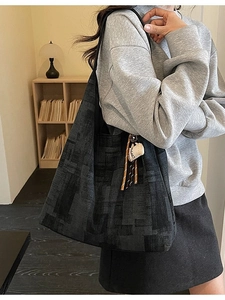 Sac cabas en toile minimaliste à motifs géométriques avec un pendentif café chic