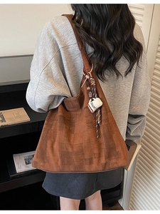 Grand sac cabas marron avec motif géométrique et pendentif en forme de tasse à café