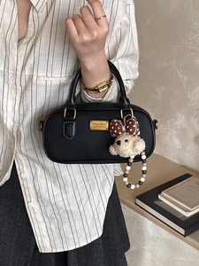 Sac à main minimaliste en similicuir noir avec plaque dorée et breloque caniche peluche