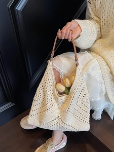 Sac fourre-tout tissé creux crème avec poignées en cuir marron et style artistique