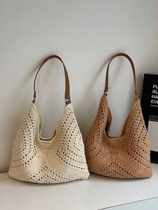 Sacs hobo en maille tressée chic en crème et beige avec bandoulière en cuir marron