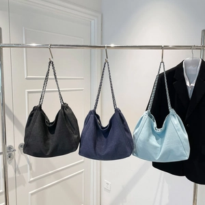 Sacs cabas minimalistes en denim avec chaînes argentées en noir et bleu