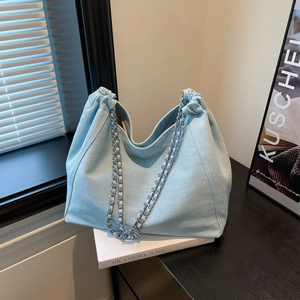 Sac cabas en jean bleu clair avec bandoulière chaîne et design plissé décontracté
