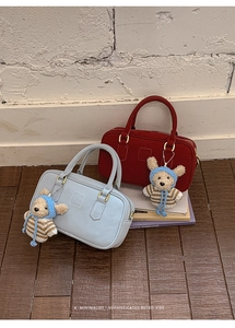 Détail de sacs à main carrés vintage avec breloques d'ours et ferrures dorées