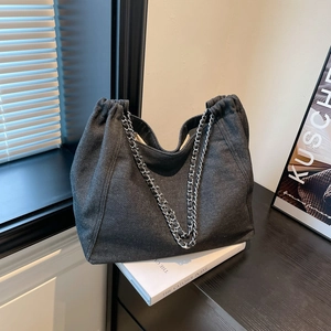 Détails du sac fourre-tout en denim gris foncé avec bandoulière chaîne et plis