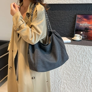 Détail du grand sac cabas hobo anthracite avec chaîne argentée porté par mannequin