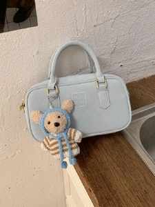 Sac Boston Femme en Cuir PU Rétro Minimaliste Sac à Main Bandoulière Avec Pendentif Ours en Peluche Sac de Mode Banlieue