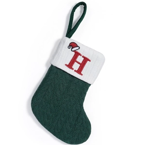 Calza di Natale in maglia verde con polsino bianco e ricamo della lettera H rossa