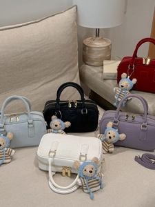 Sacs à main Boston en cinq couleurs avec breloques d'ours en peluche et bandoulières