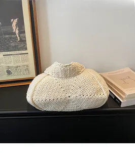 Gros plan du sac seau au crochet beige montrant la texture tricotée et l'anse