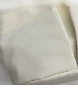 Gros plan sur un tissu en nylon blanc cassé avec surpiqûres et texture naturelle