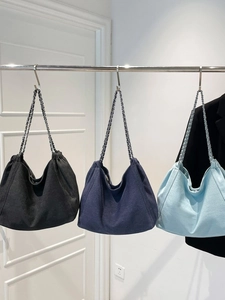 Trois grands sacs cabas en denim noir et bleu avec bandoulières en chaîne métal