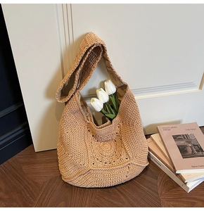 Détail d'un sac fourre-tout en coton tricoté main avec motif crochet et doublure