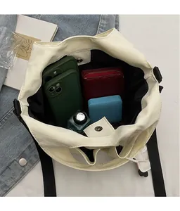 Détail du sac seau blanc montrant l'intérieur spacieux et la fermeture magnétique