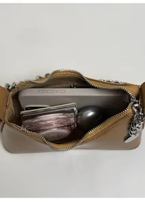 Vista interna della borsa in pelle kaki che mostra la capacità per cellulare e trucchi