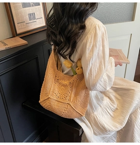 Détail d'un sac hobo au crochet fait main avec motif floral ajouré en jaune gingembre