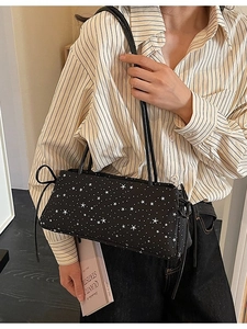 Bolso baguette negro con estampado de estrellas blancas y detalles de cordón ajustable lateral