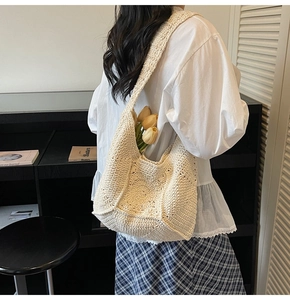 Détail de la texture en maille crochet beige et motif ajouré sur le sac seau