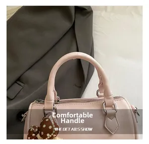 Detailansicht des bequemen Tragegriffs einer rosa Tasche mit Polka-Dot-Schleife